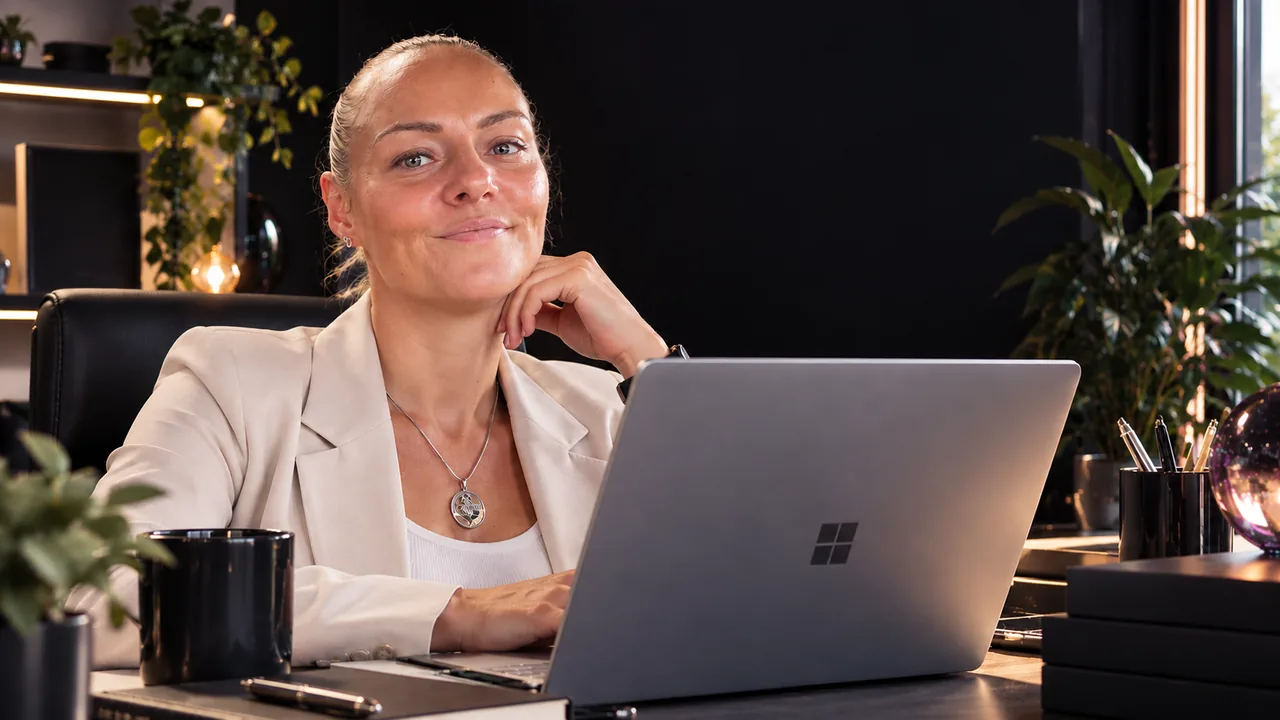 Melanie Jacobi am Schreibtisch im Studio von Jacobi Webstudio